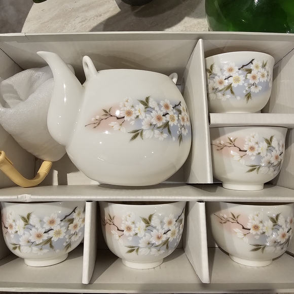 Teapot and matching cups set 7. Beautiful cherry Blossoms design. - Picture 7 of 8
